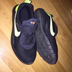 Boys Nike Air Size 3Y - EUC